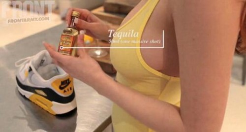 Une charmante jeune fille tient une bouteille mignature de tequila