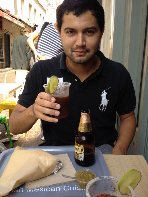 Michelada Maxime boit une Michelada