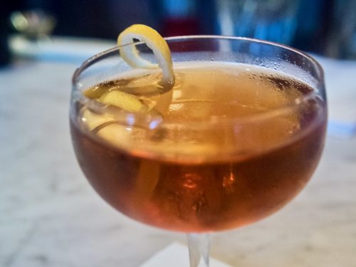 Un cocktail Martinez, à base de gin, vermouth, marascino et bitter
