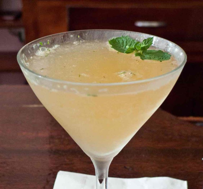 Old Cuban cocktail dans une coupe garni d'une feuille de menthe