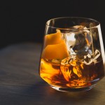 Un cocktail Old Fashioned garni d'un zeste d'orange