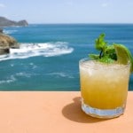 Un Mai Tai, cocktail tropical au rhum avec vue sur la plage