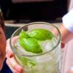 Un Gin Basil Smash décoré d'une feuille de basilic