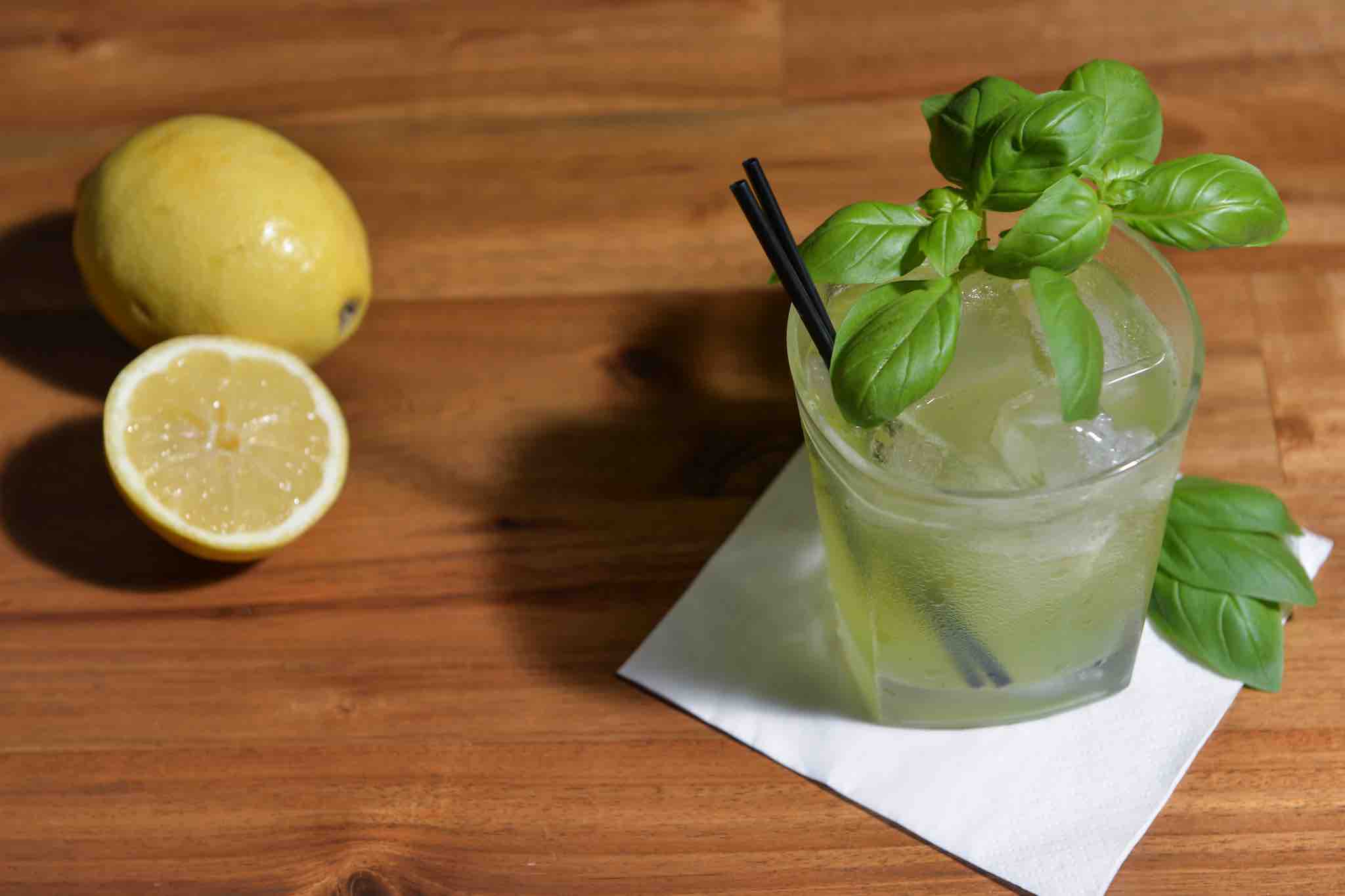 Un cocktail Gin Basil Smash garni d'un petit bouquet de basilic