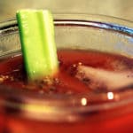 Un verre de Bloody Mary, un cocktail à base de jus de tomate de vodka