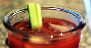 Un verre de Bloody Mary, un cocktail à base de jus de tomate de vodka