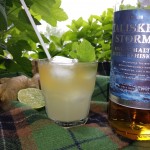 Un verre de Scottish Dark n Stormy et une bouteille de Talisker Storm