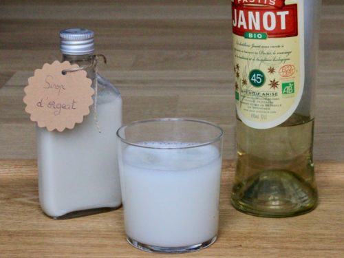 Une mauresque, un cocktail composé d'eau, de pastis et d'orgeat