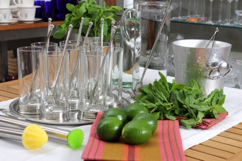 Des verres à mojitos, des citrons verts, de la menthe, pour préparer un mojito pour 20 personnes