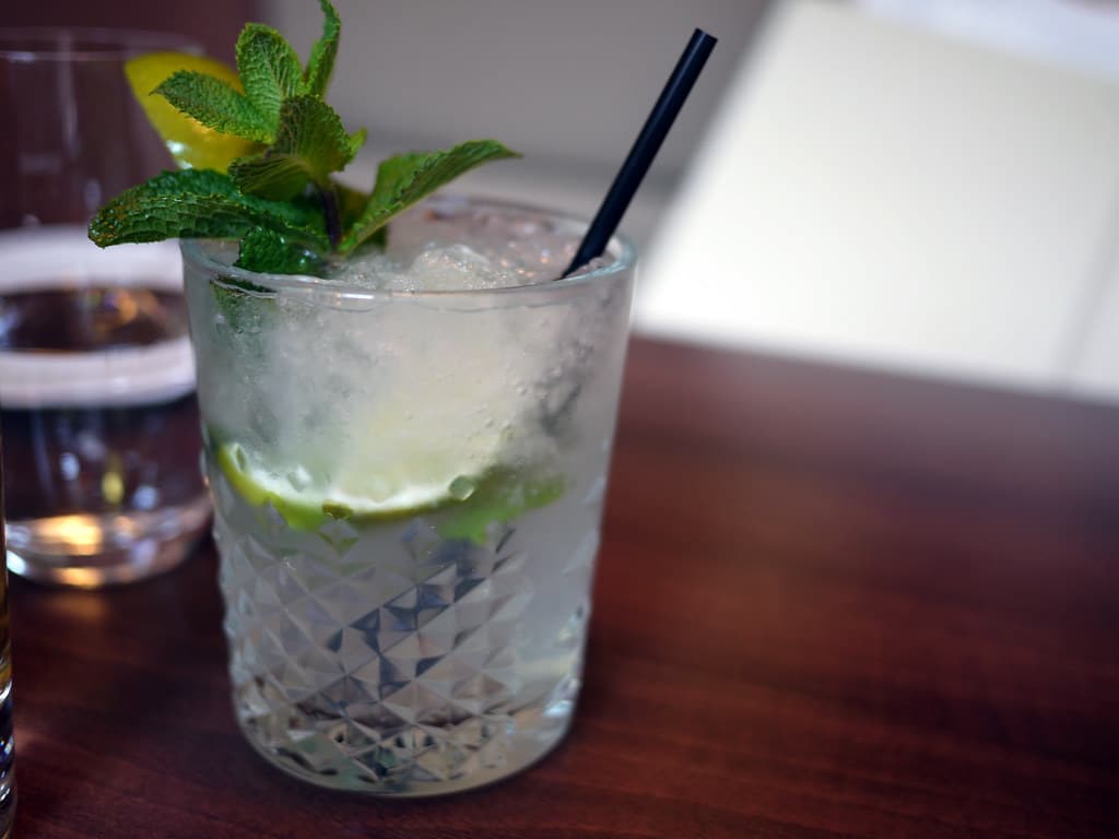 Un mojito garni d'une tranche de lime (citron vert) et d'un petit bourgeon de menthe