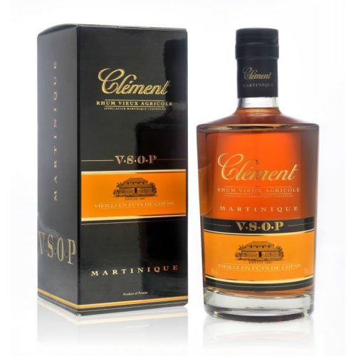 Une bouteille de rhum Clément VSOP