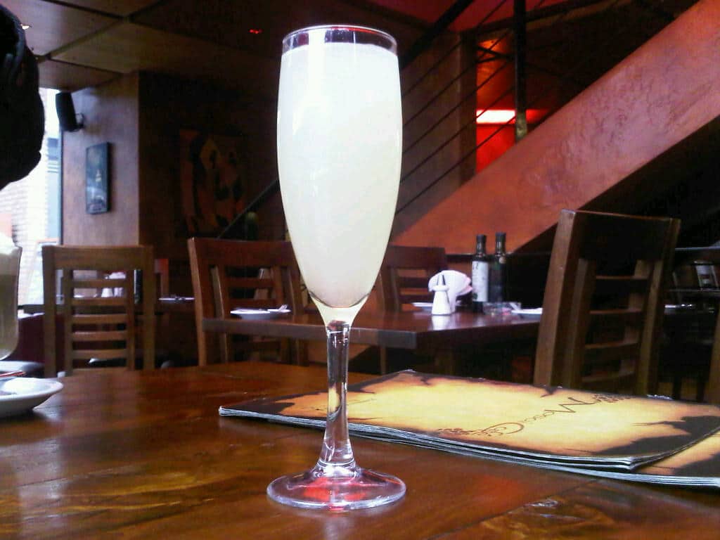 Un pisco sour dans un restaurant chilien