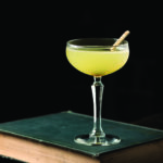 Un cocktail 20th Century posé sur un livre
