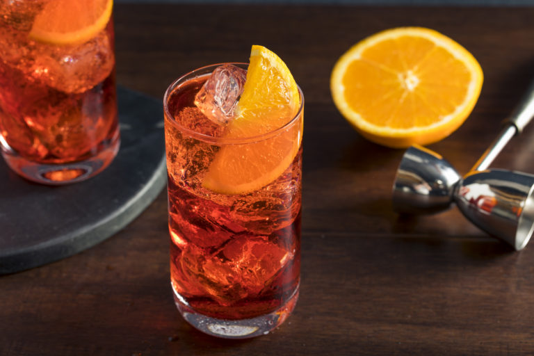 Un cocktail Americano rafraîchissant avec un garnish orange