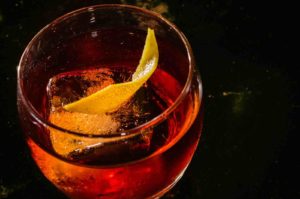 Un verre de Negroni, servi on the rocks et garni d'un zeste de citron
