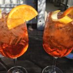 Deux verres d'Aperol Spritz, garnis d'une rondelle d'orange