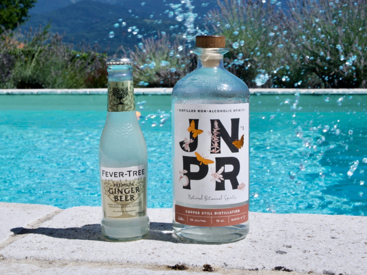 Une bouteille de spiritueux sans alcool JNPR accompagnée d'une bouteille de Ginger Beer Fever Tree