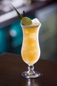 Un cocktail zombie dans un verre Hurricane