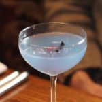 Aviation cocktail et sa teinte bleutée qui rappelle le ciel