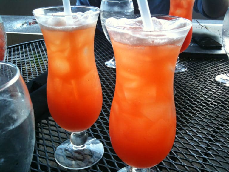 Deux cocktails Hurricane sans garnish
