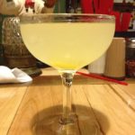 Un Bee's Knees dans un verre à cocktail