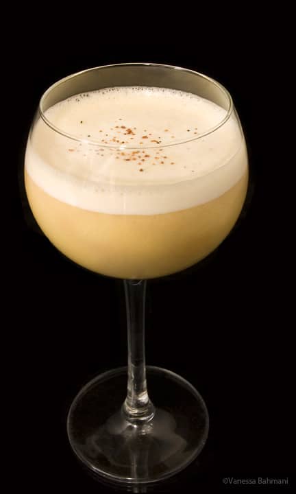 Un verre de Rum Flip avec de la noix de muscade gratée