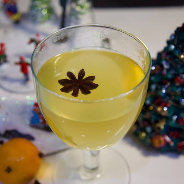Un verre de vin chaud au blanc décoré d'une étoile de badiane