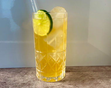 Un Dark 'n' Stormy au rhum Gosling et à la Ginger Beer, garni d'une rondelle de citron vert