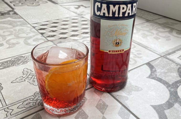 Un Campari Soda à côté d'une bouteille de Campari