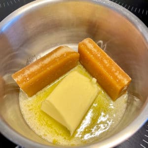 Beurre et sucre roux en train de fondre dans une casserole