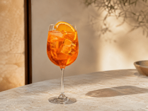 Aperol Spritz dans un verre à vin avec glaçons et rondelle d’orange