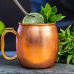 Un mug en cuivre contenant une London Mule
