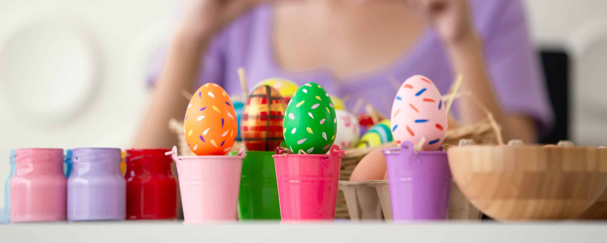 Des oeufs de Pâques peints à la main