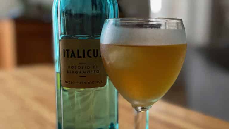 Un cocktail et une bouteille d'Italicus