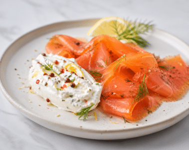 Crème grelette à l’aneth et baies roses servie avec du saumon gravlax
