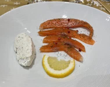 saumon gravlax accompagné d'une crème grelette