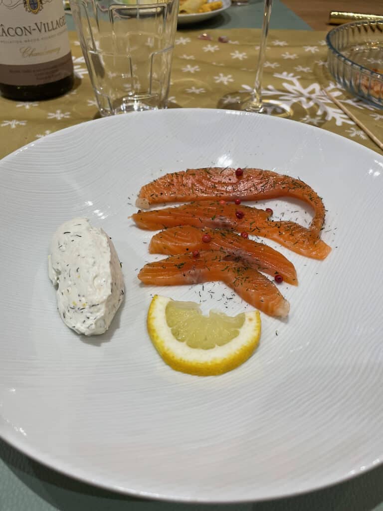 saumon gravlax accompagné d'une crème grelette